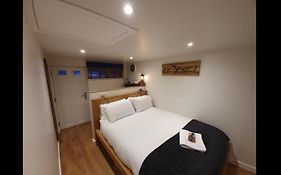 Annex In Chippenham With Parking And Wifi